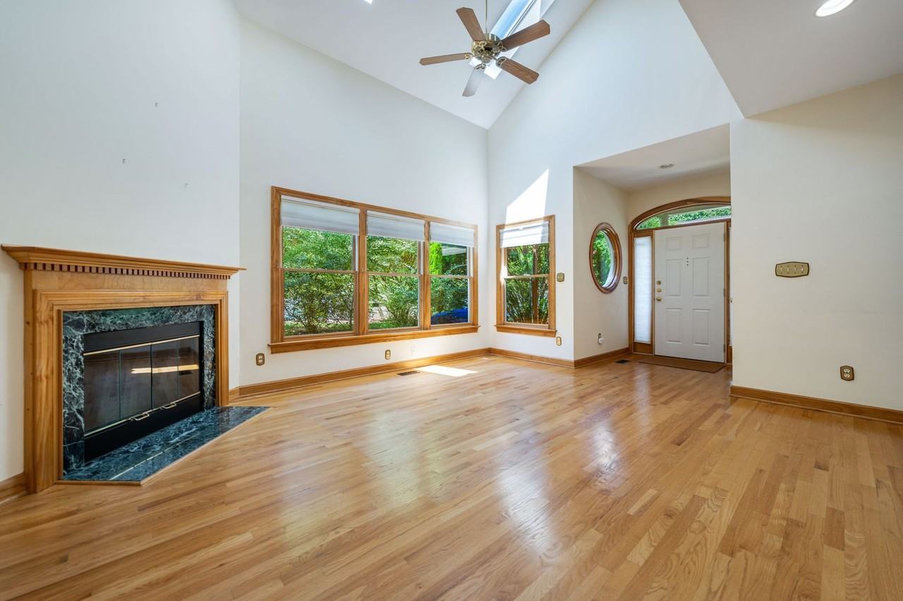 205 Columbia Pl W - Photo 2 of 15