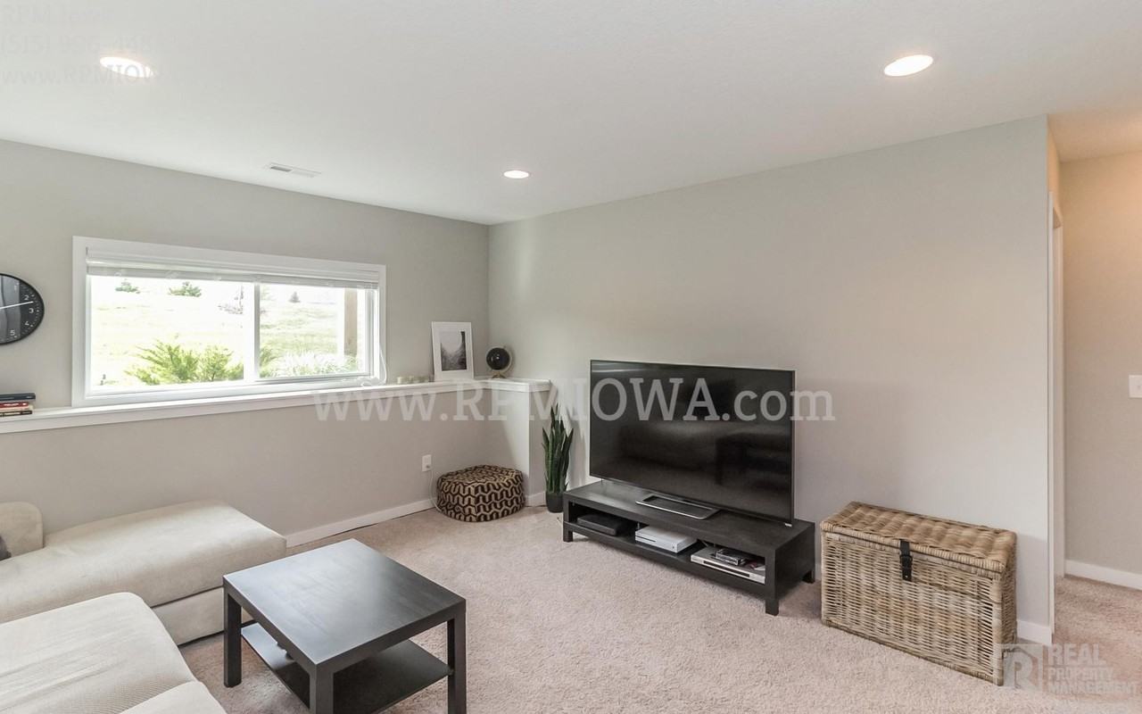 7902 Cottonwood Ln - Photo 3 of 18