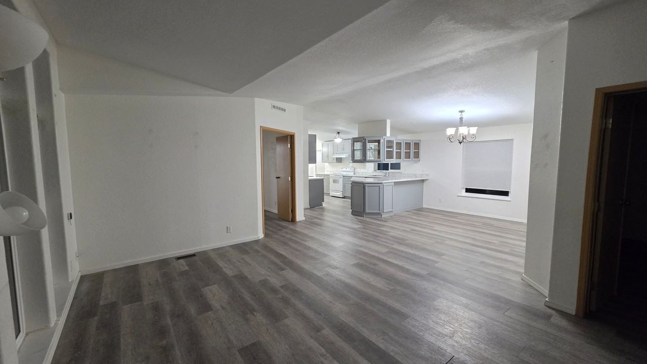 408 Main St - Photo 2 of 11