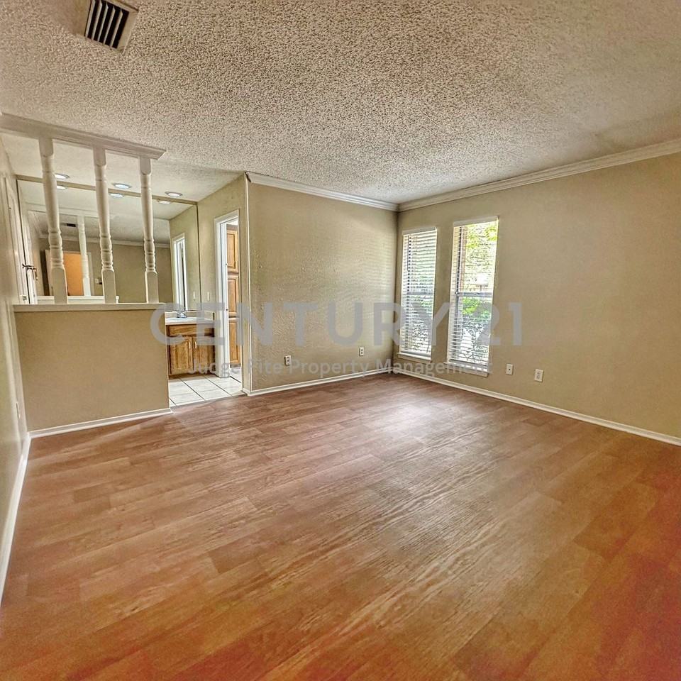 205 Glenwood Dr - Photo 3 of 19