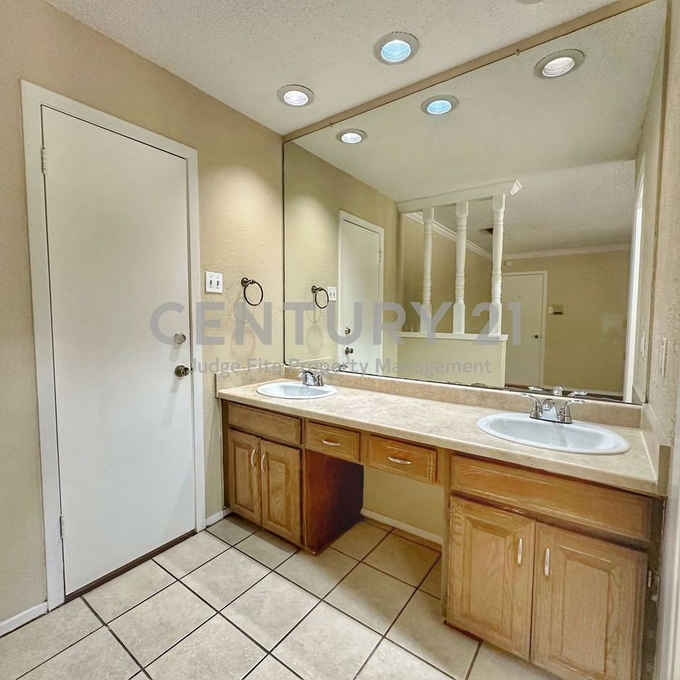 205 Glenwood Dr - Photo 4 of 19