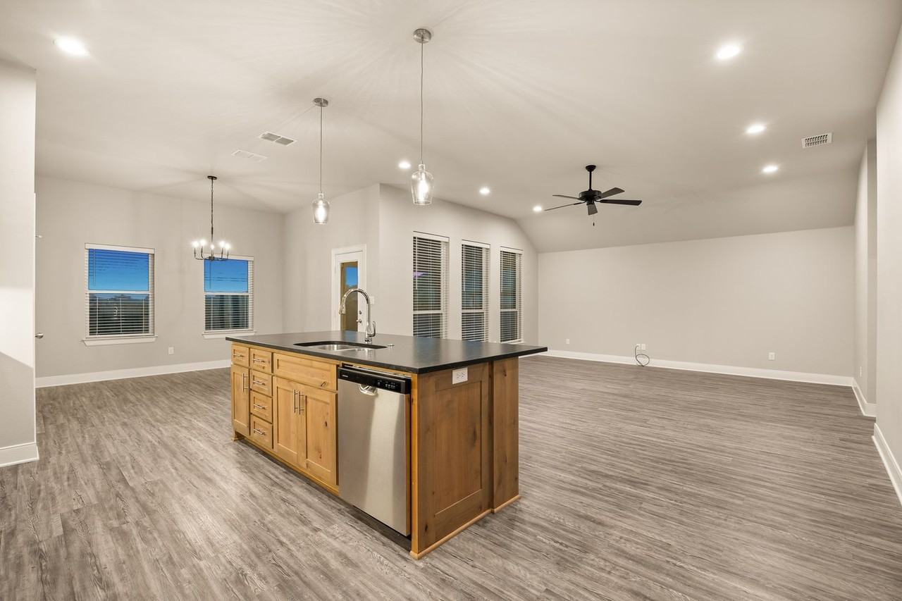 1661 Legacy Dr - Photo 6 of 22
