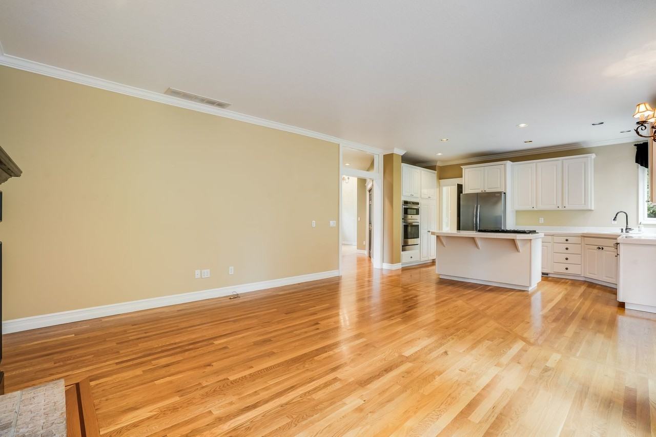 9990 Nw Ash St - Photo 5 of 13
