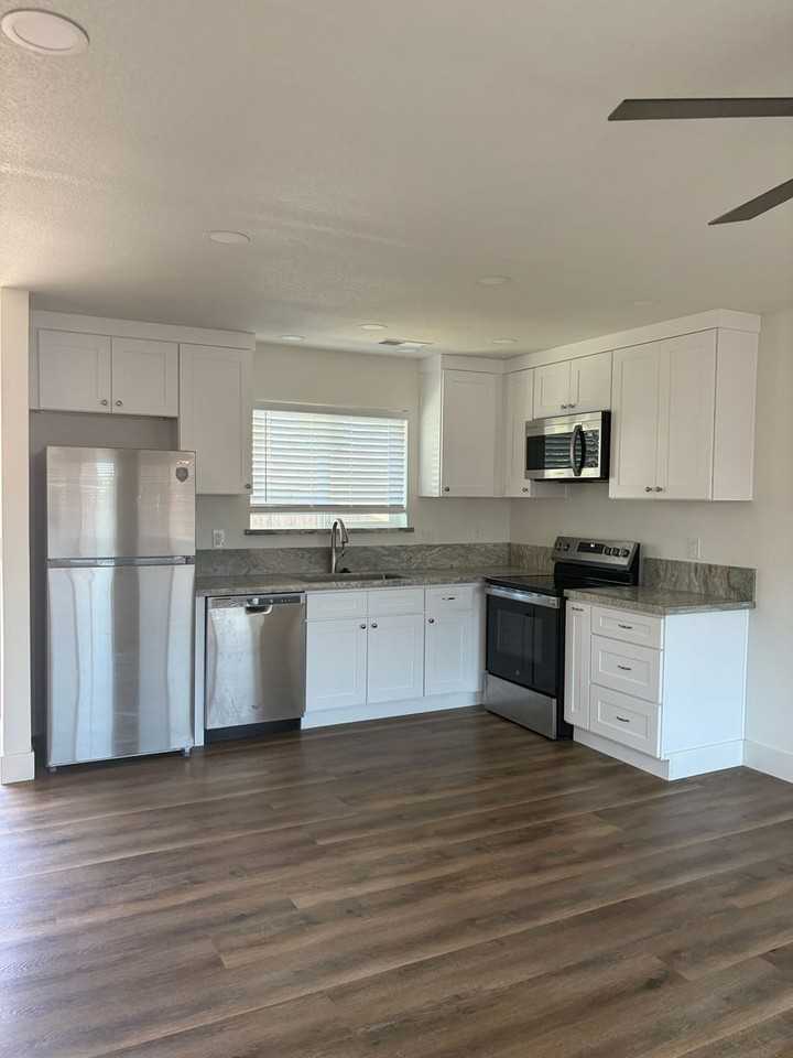 3143 Stern Way - Photo 4 of 15