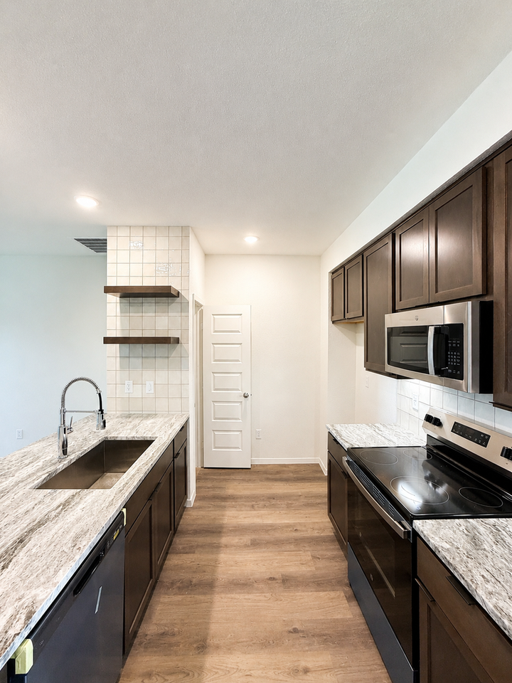 1615 Crooked River Ct - Photo 3 of 15
