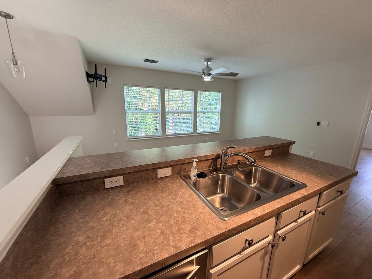 1005 Kestrel Ct - Photo 5 of 11