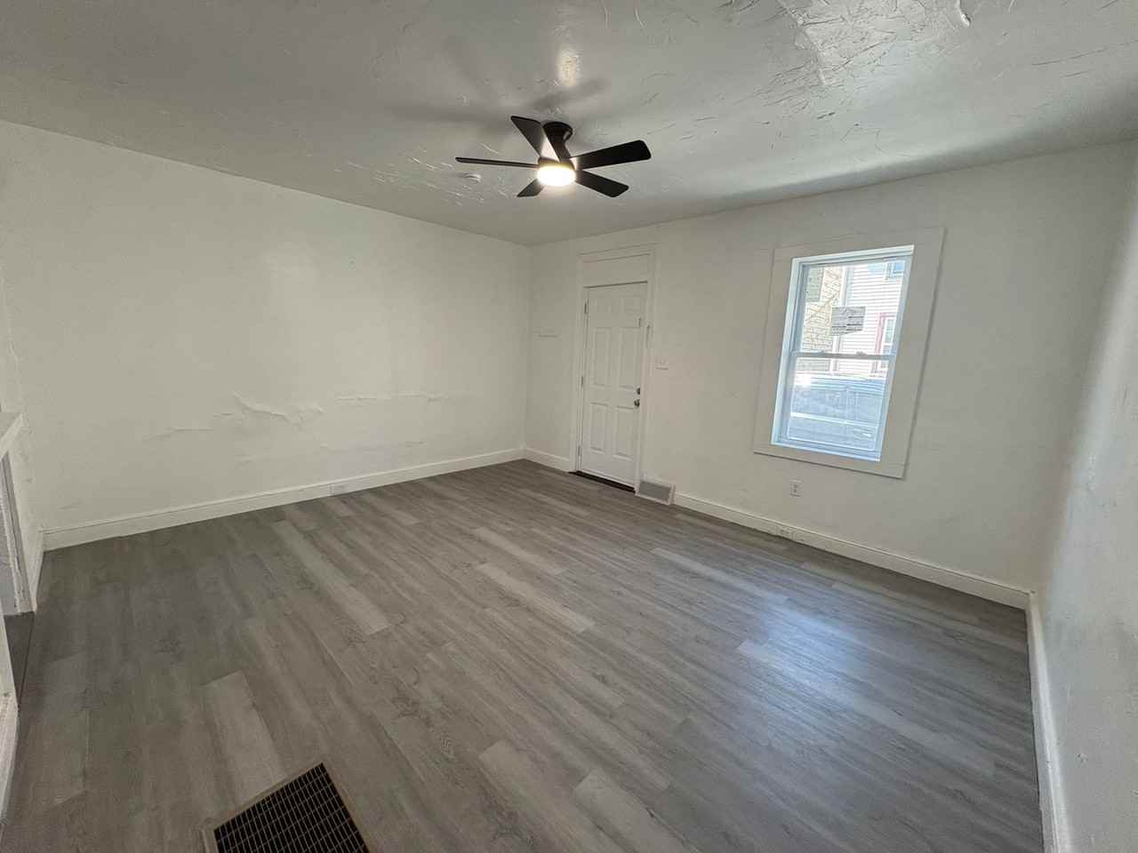 219 S Hartley St - Photo 4 of 12
