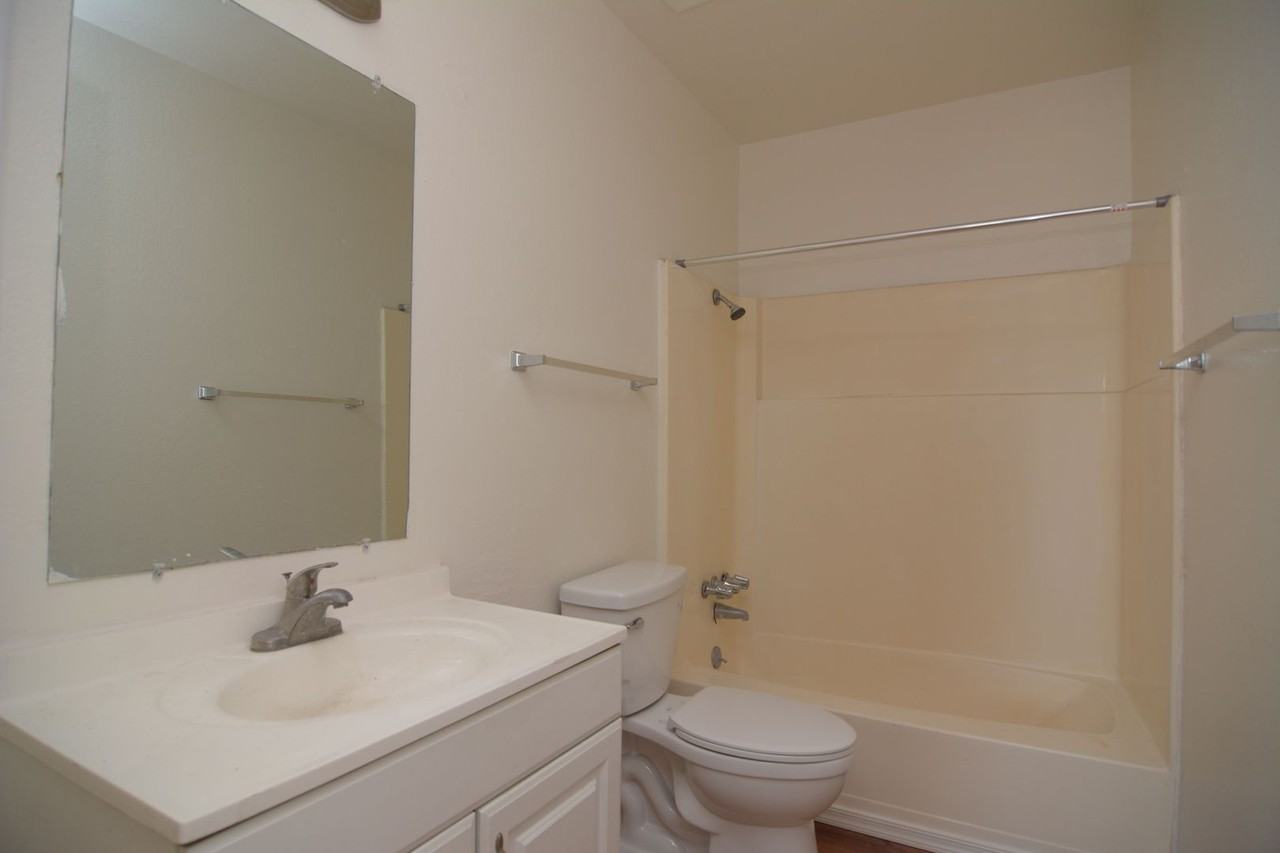 1852 S Norris Ave - Photo 4 of 11