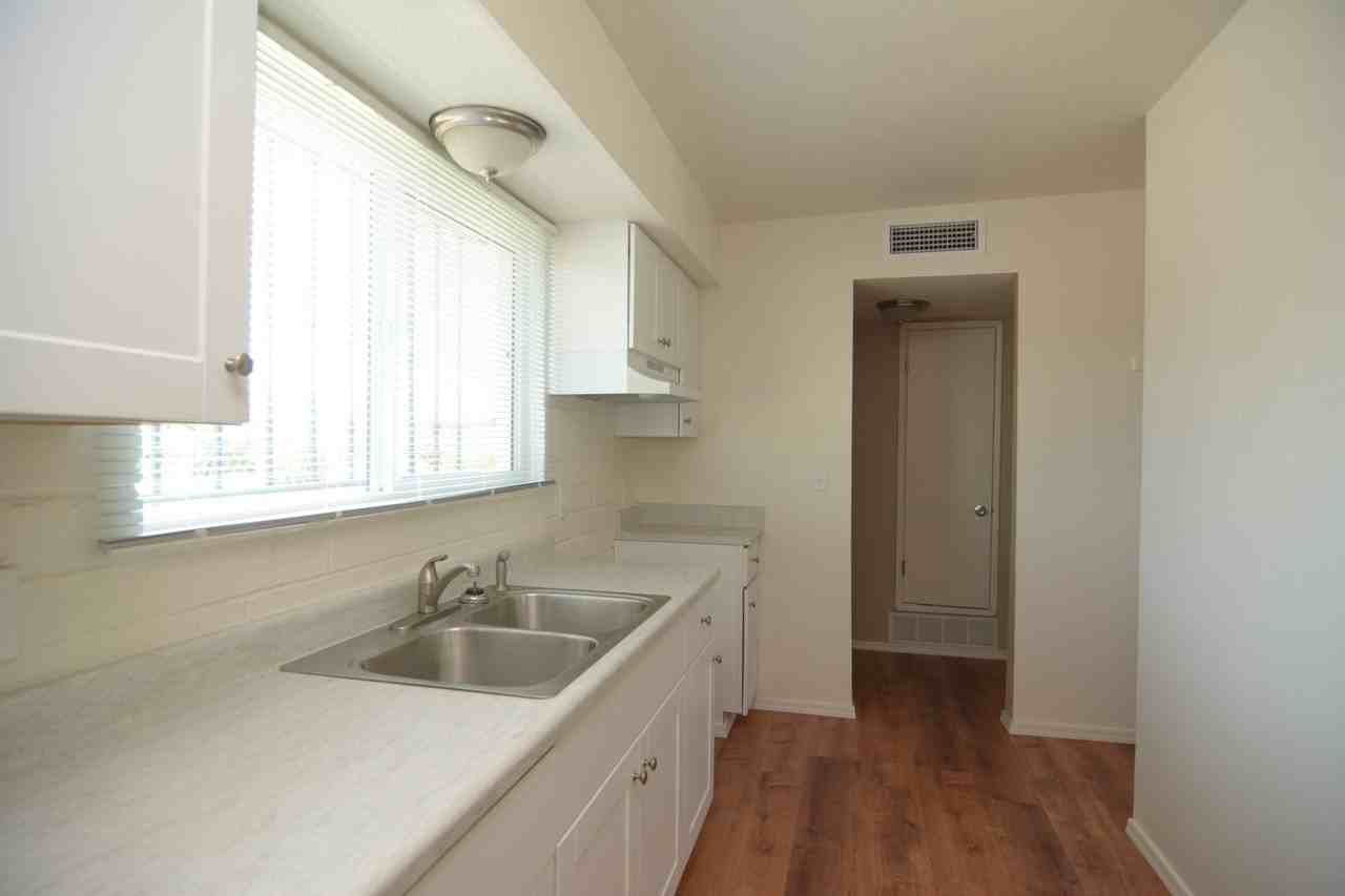 1852 S Norris Ave - Photo 5 of 11