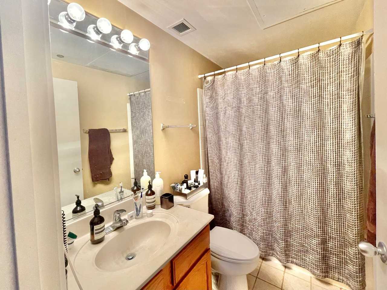 208 W Washington St - Photo 7 of 28