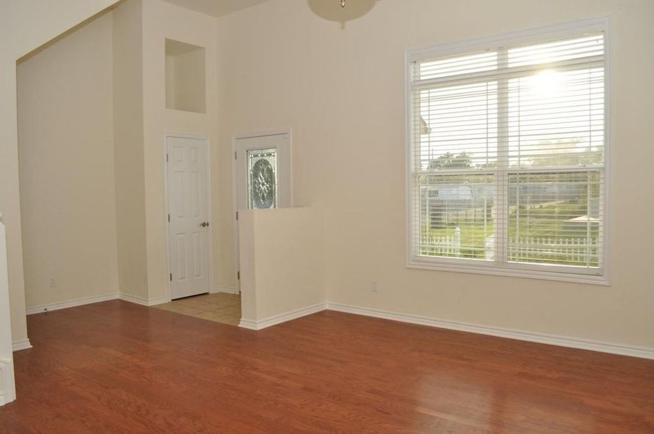 53 Fuller Cir - Photo 3 of 23