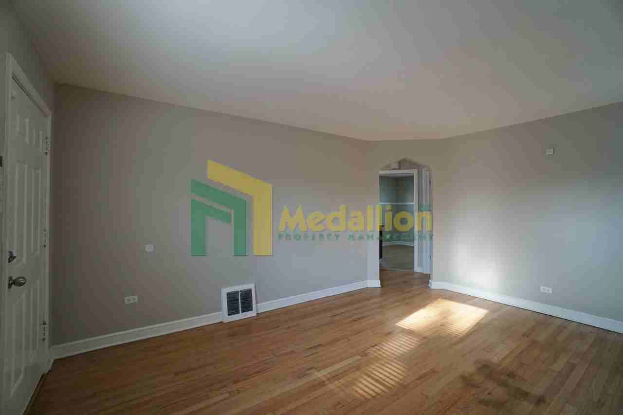 9858 S Drexel Ave - Photo 3 of 20
