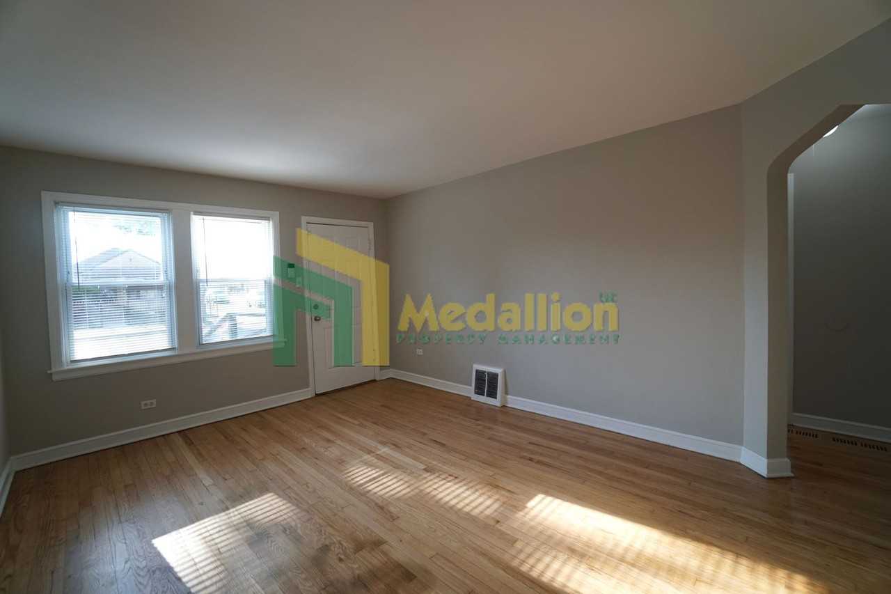 9858 S Drexel Ave - Photo 4 of 20
