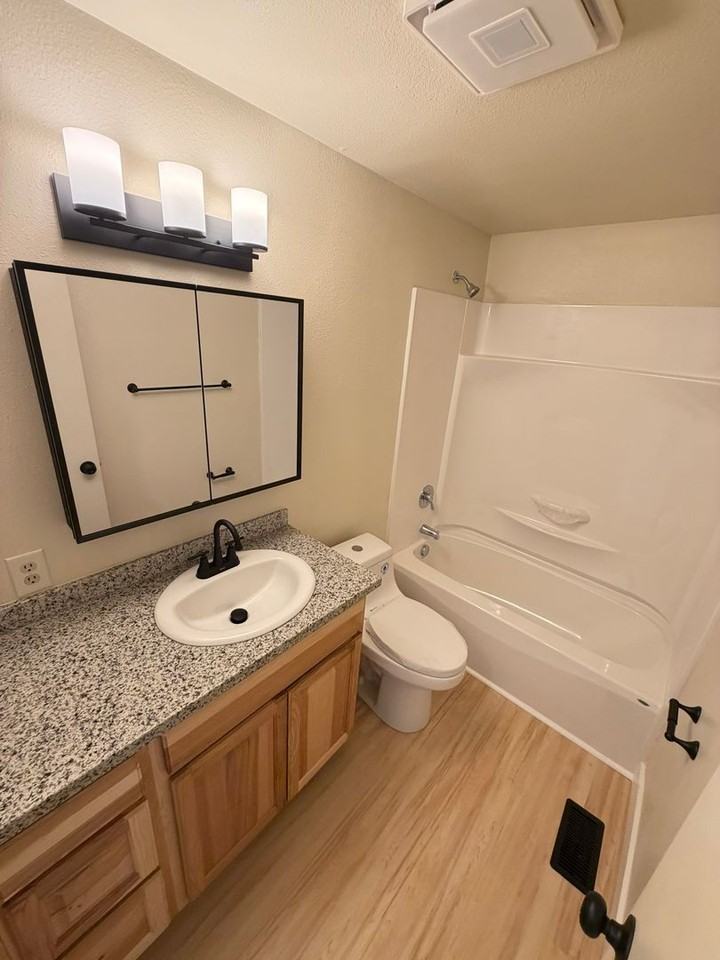 785 W Rose St - Photo 3 of 26