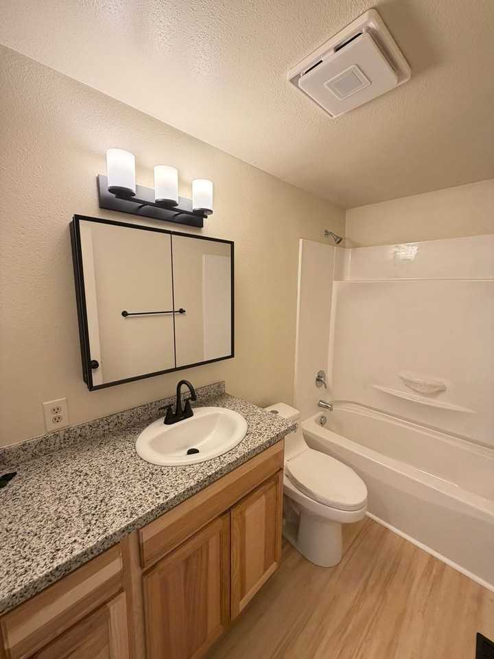 785 W Rose St - Photo 4 of 26