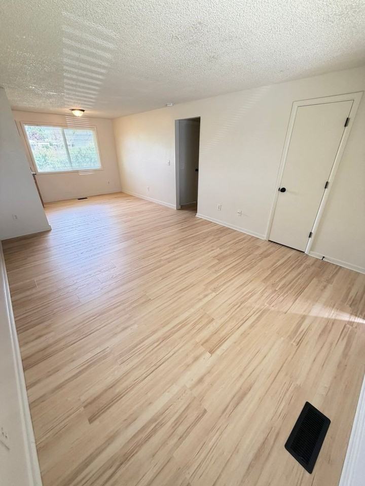 785 W Rose St - Photo 7 of 26