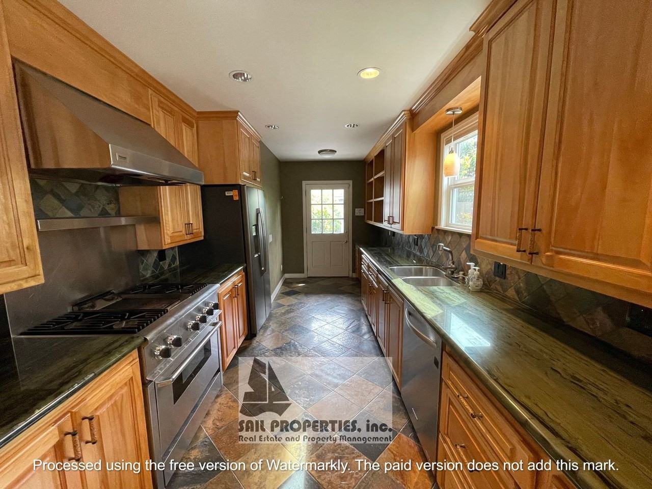 220 Baltimore Ave - Photo 5 of 27