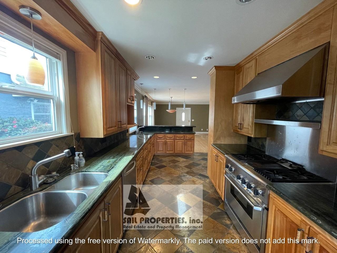 220 Baltimore Ave - Photo 6 of 27