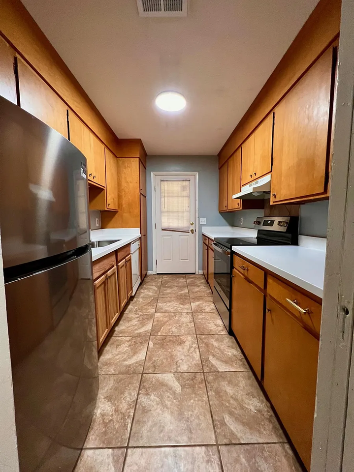 4221/4223 Hawthorne Court - Photo 3 of 8