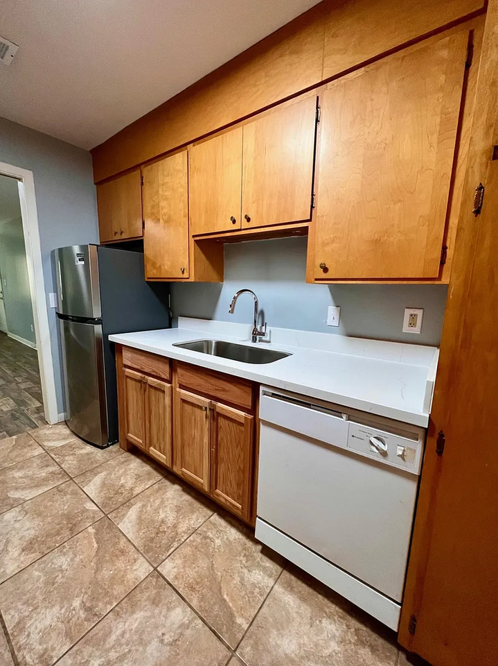 4221/4223 Hawthorne Court - Photo 4 of 8