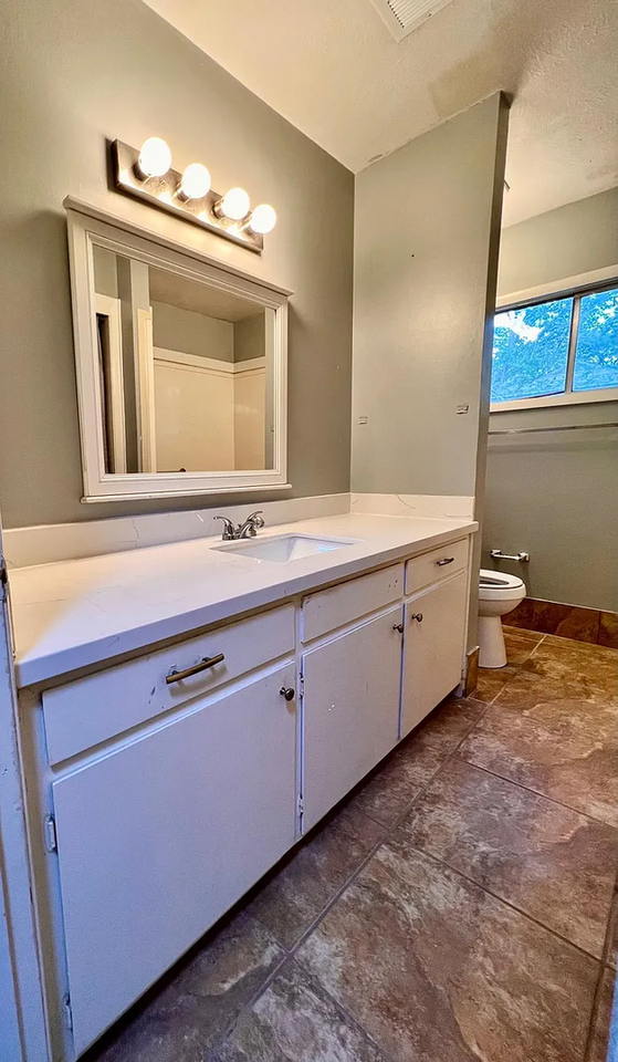 4221/4223 Hawthorne Court - Photo 7 of 8