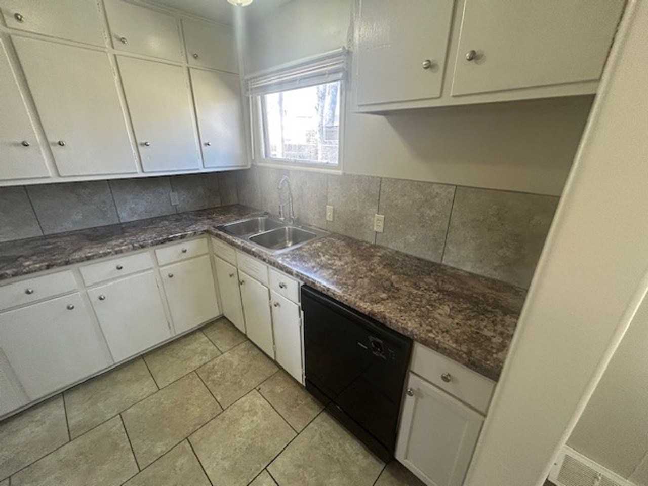 2721 S Minnesota Ave - Photo 3 of 22