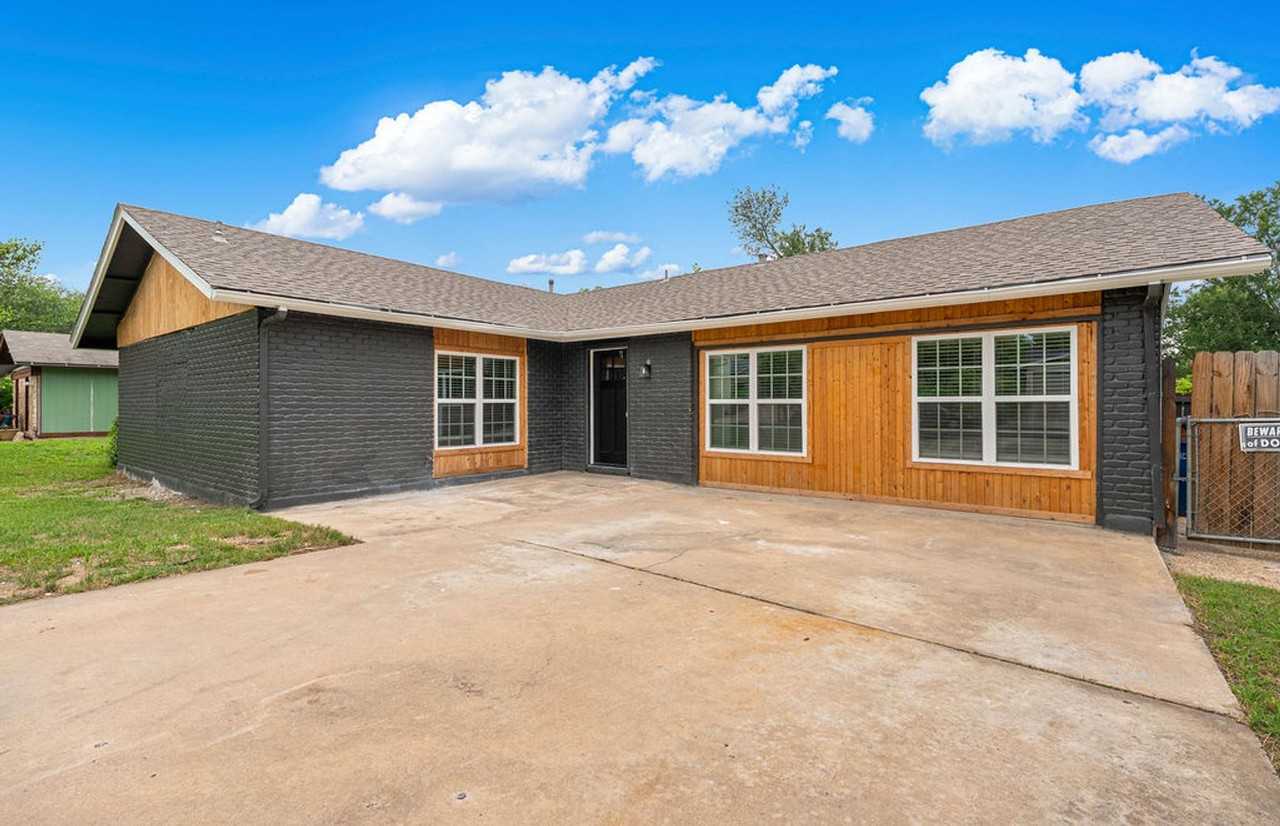 1204 Spearson Ln - Photo 2 of 22
