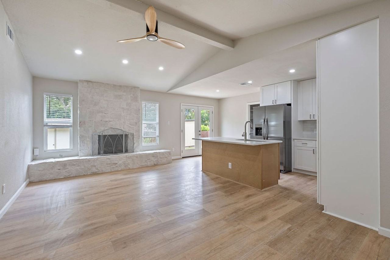 1204 Spearson Ln - Photo 3 of 22