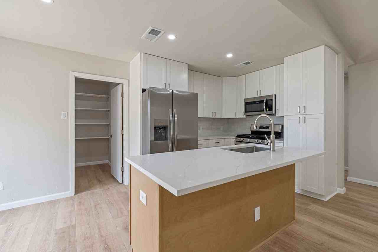1204 Spearson Ln - Photo 5 of 22