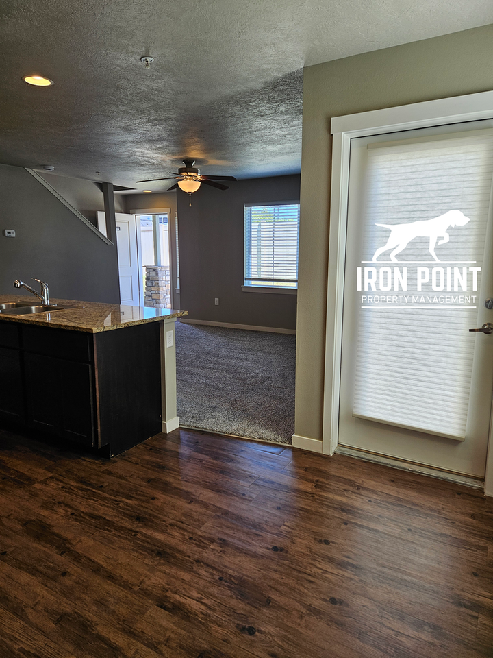 885 E Travel Ln - Photo 6 of 30