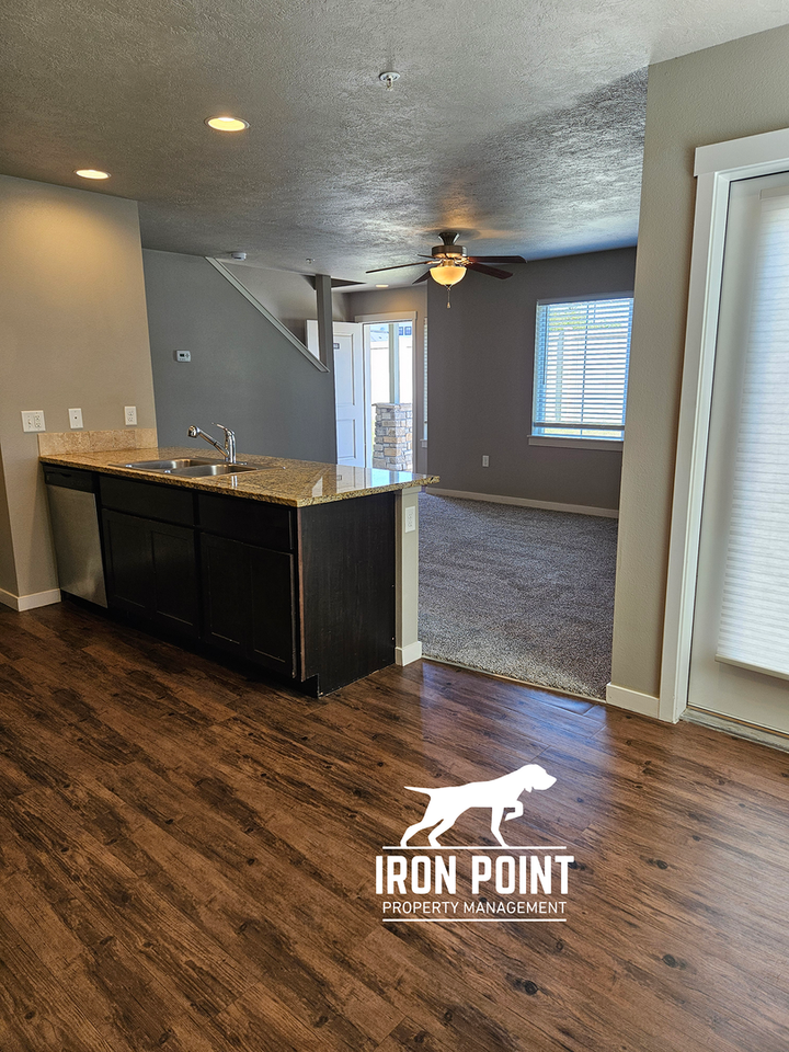 885 E Travel Ln - Photo 7 of 30