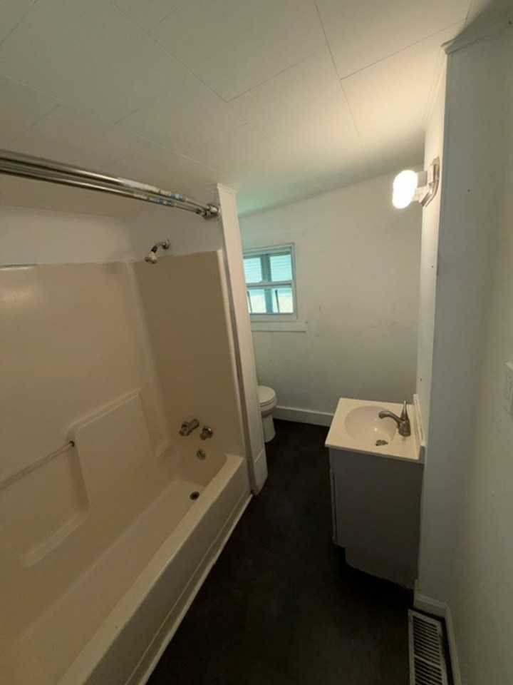1655 Eastwood Ave - Photo 7 of 9