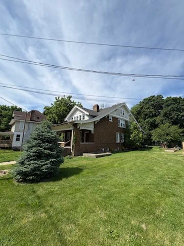 1833 N Wisconsin - Photo 2 of 15