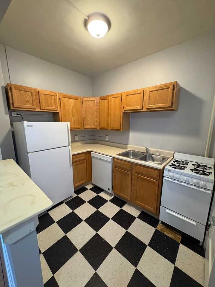 Monticello Apartments (520 S. 31st St.) - Photo 6 of 8