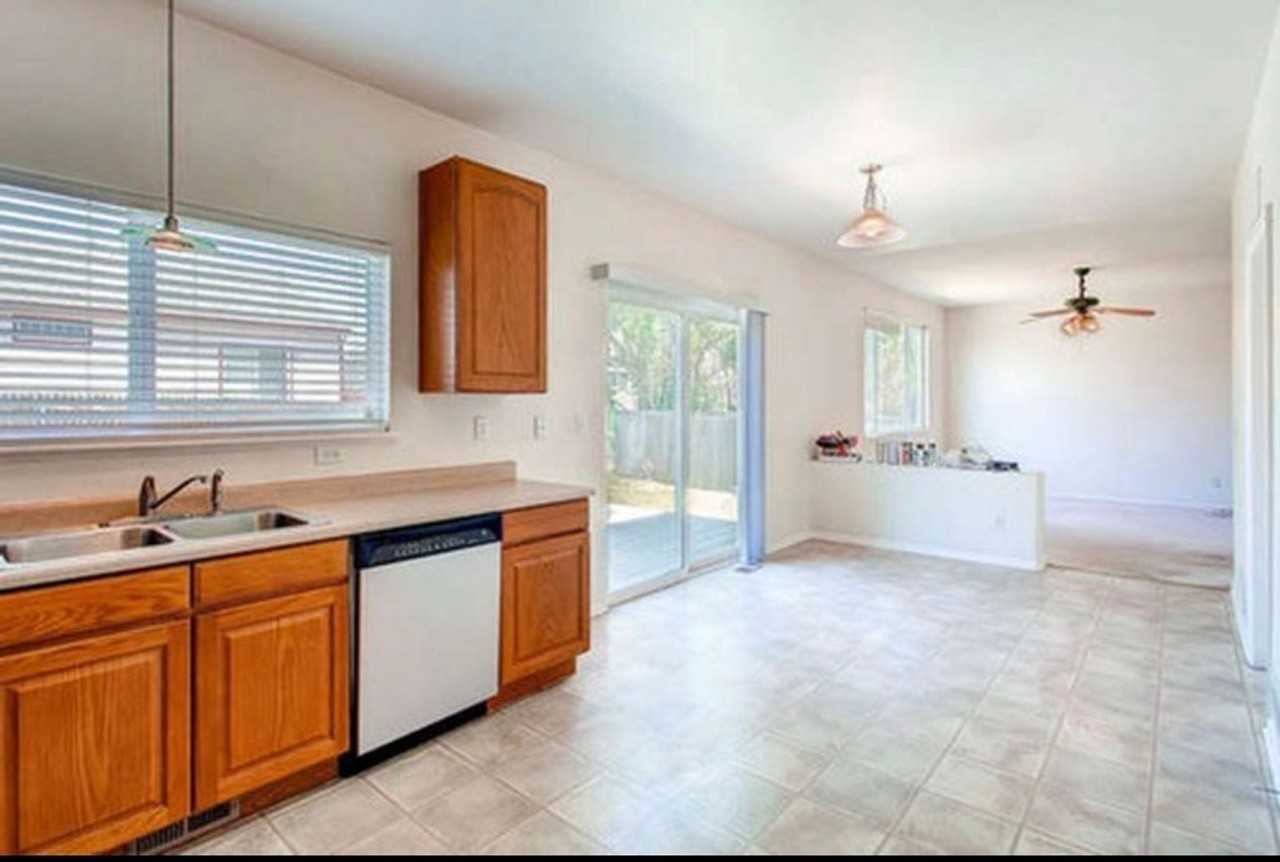 7559 Coffee Rd - Photo 3 of 14