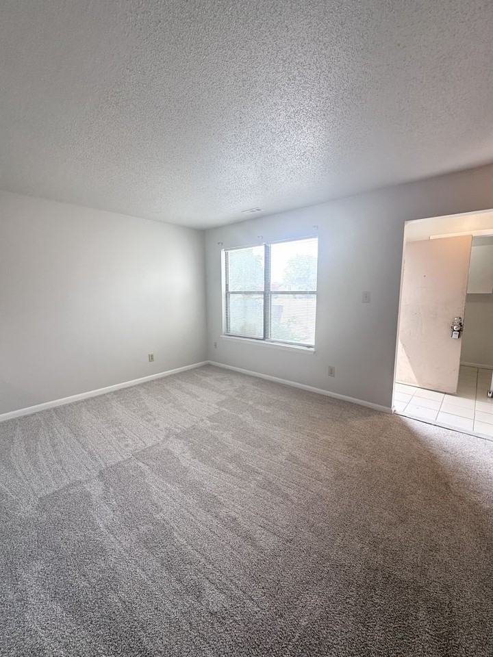 1005 Barnacle Ct - Photo 3 of 11