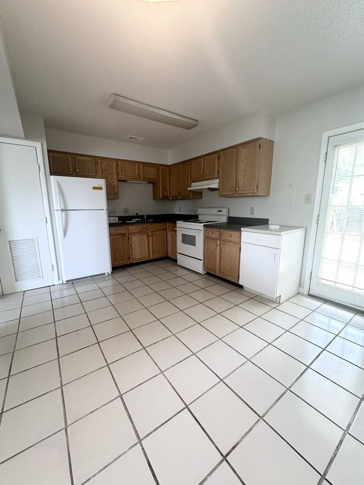 1005 Barnacle Ct - Photo 5 of 11