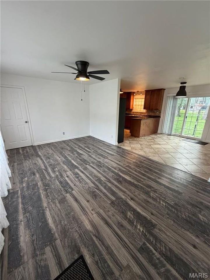 713 Plaza Dr - Photo 2 of 18