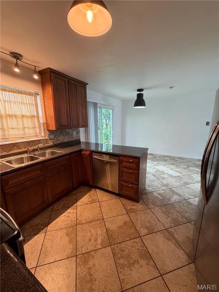 713 Plaza Dr - Photo 5 of 18