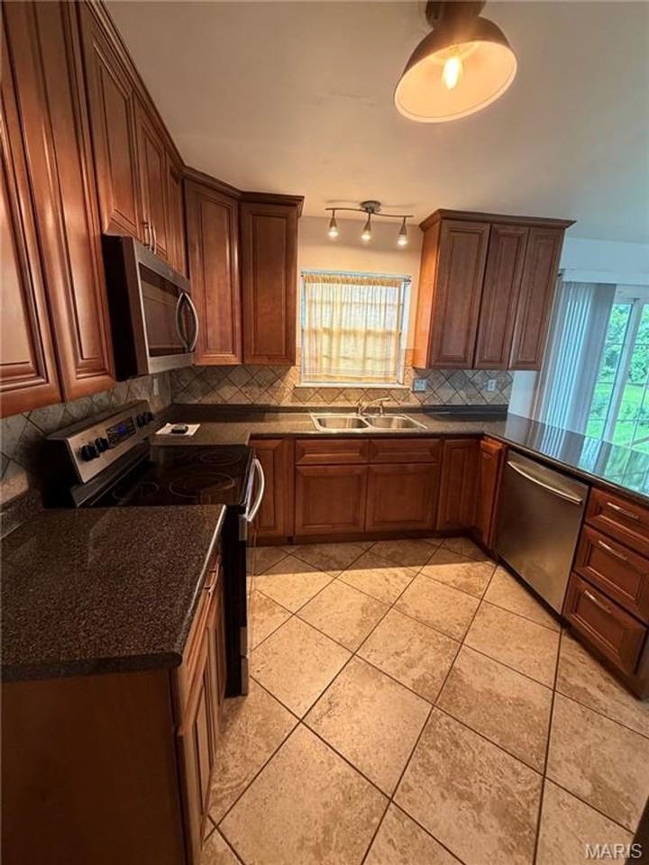 713 Plaza Dr - Photo 6 of 18