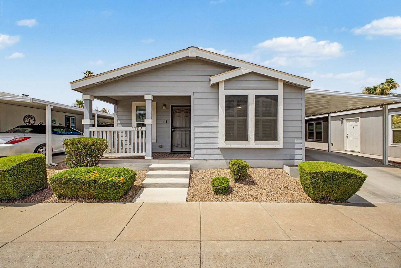 1702 E Michelle Dr