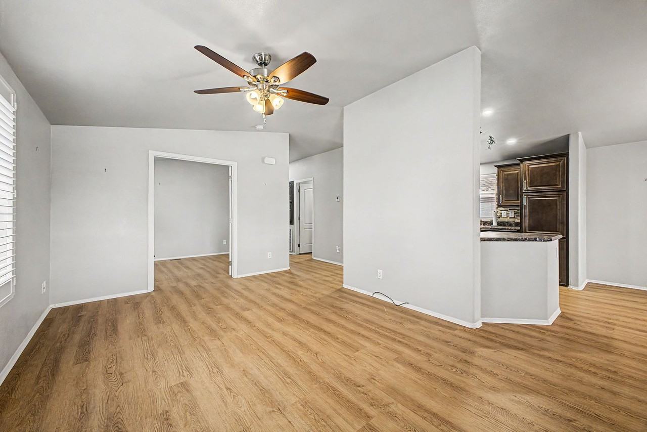 1702 E Michelle Dr - Photo 5 of 27