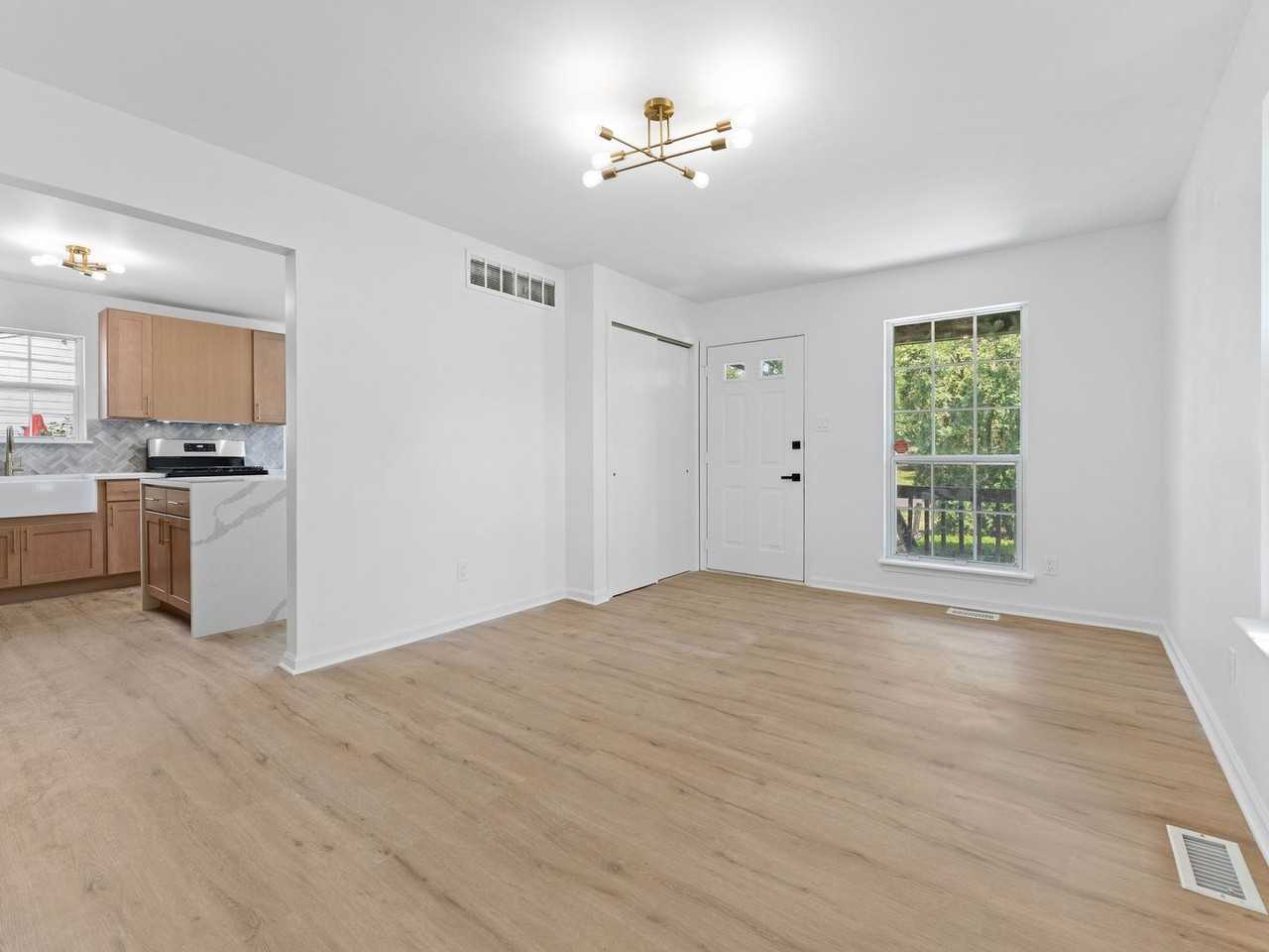 8117 Stow Rd - Photo 5 of 27