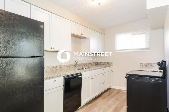 1724 Englewood Dr - Photo 4 of 16