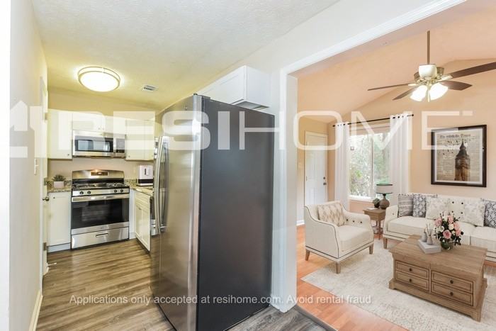 623 Crestmont Ct - Photo 4 of 16