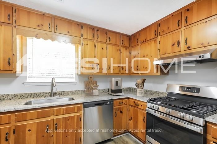 5747 Mistyview Dr - Photo 2 of 16