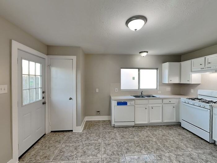 430 Fishhawk Way - Photo 6 of 20