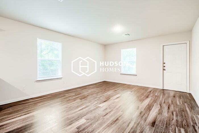 608 Preston St - Photo 4 of 14