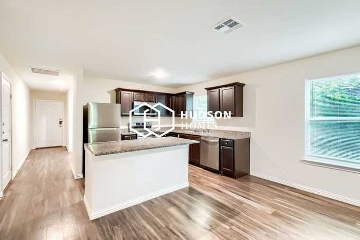 608 Preston St - Photo 5 of 14