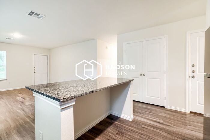 608 Preston St - Photo 6 of 14